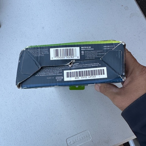 Philips Norelco Multigroom 7000 - Black and Silver - Picture 4 of 5